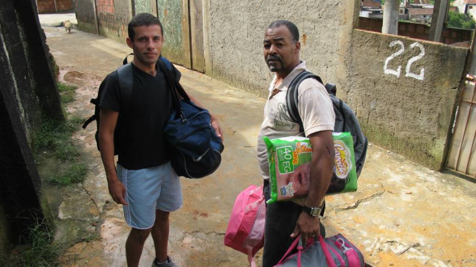 Alessandro do Couto Pereira, 35 anos, e Edson de Oliveira, 46: moradores do bairro Santa Cecília abandonam casas temendo a volta da chuva em Teresópolis