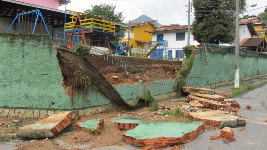 Muro destruído pela força das chuvas em Teresópolis