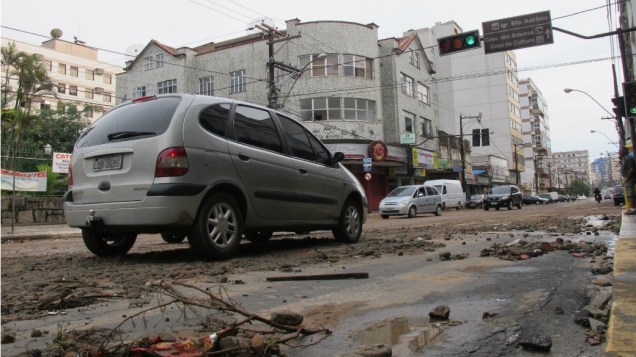 No bairro do Alto, ruas foram tomadas pela lama e por pedras que rolaram das encostas