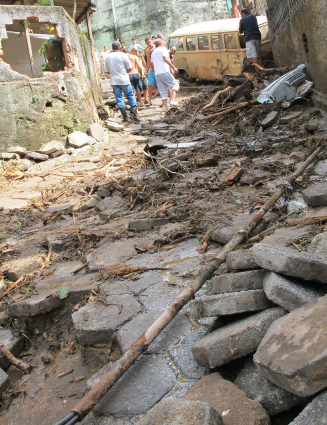 A rua virou riacho: no Vale do desespero, moradores foram arrastados pela correnteza de um córrego