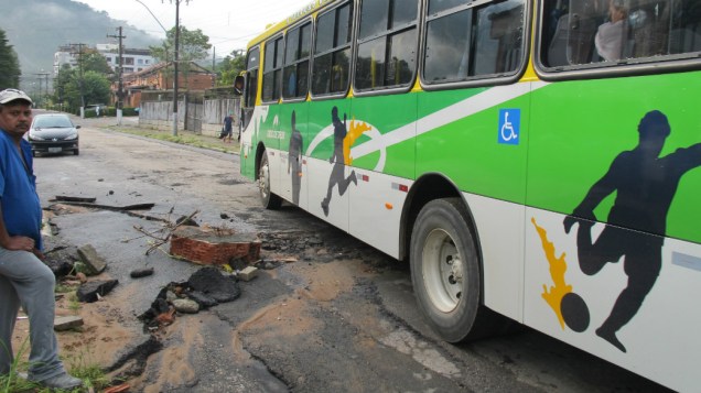 Ruas obstruídas em Teresópolis: chuva deixou moradores novamente em alerta