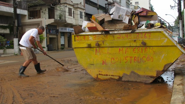 Moradores amanheceram removendo a lama das casas e do comércio em Teresópolis