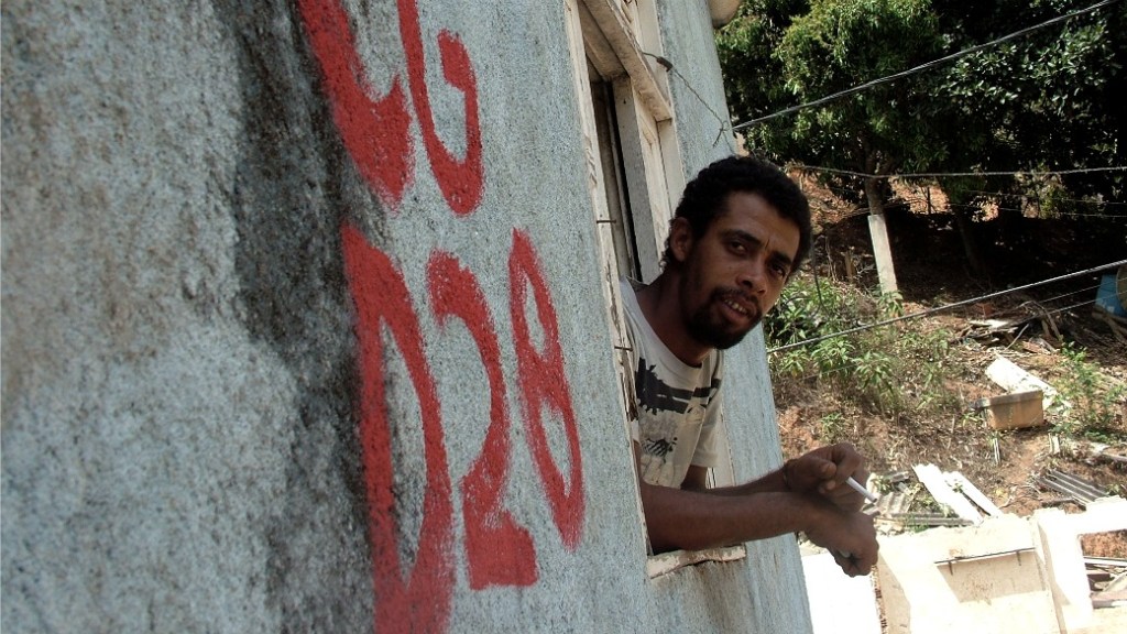 Edson Silva, morador do bairro Campo Grande, na casa marcada em vermelho para demolição: população volta para as áreas de risco