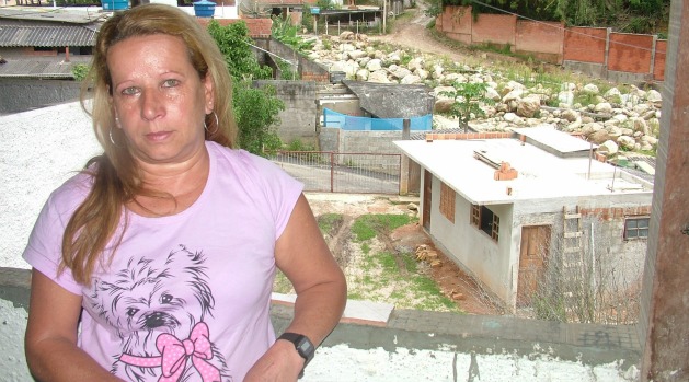 Vanilda Rosa Ferreira, 52 anos, moradora de Teresópolis: ela vê da janela o que restou da casa destruída pela enchente de 2011