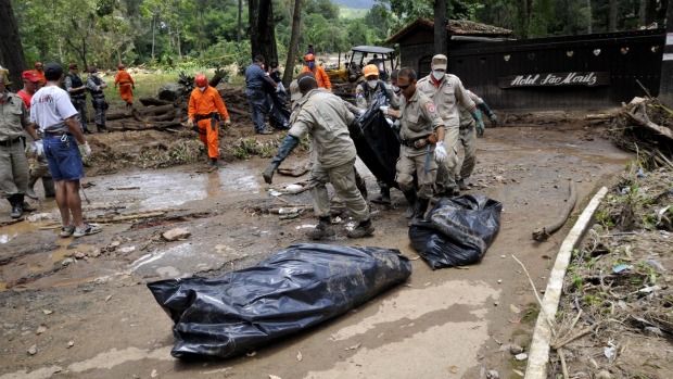 Equipes resgatam corpos na margem da Estrada Teresopólis-Friburgo