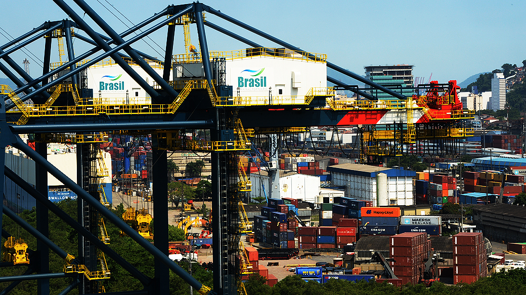 Navios e containers no terminal BTP, no Porto de Santos