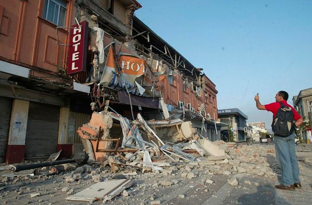 Homem registra imagens da destruição, em Talca, a 275 quilômetros de Santiago.