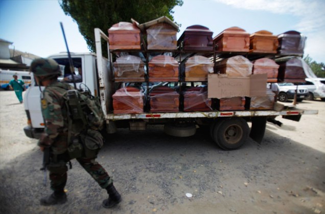 Caminhão transporta caixões na cidade de Constitución.