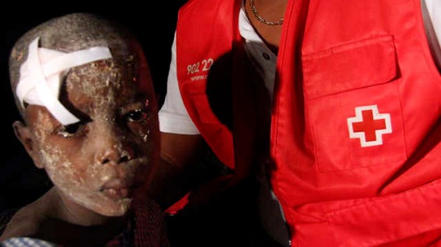 Haitiano recebe os primeiros-socorros da Cruz Vermelha após ser resgatado, em 13 de janeiro