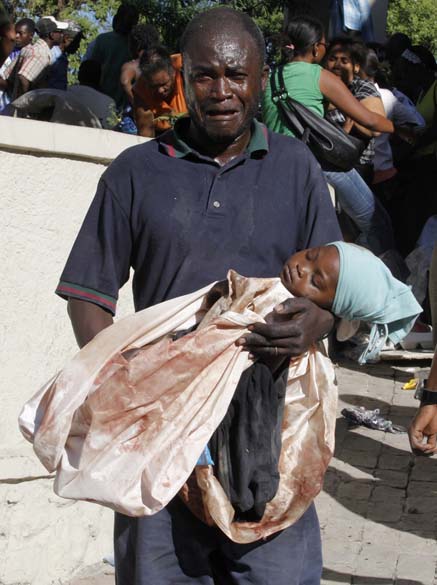 Pai lamenta a morte da filha, vítima do terremoto que devastou Porto Príncipe, Haiti, em janeiro