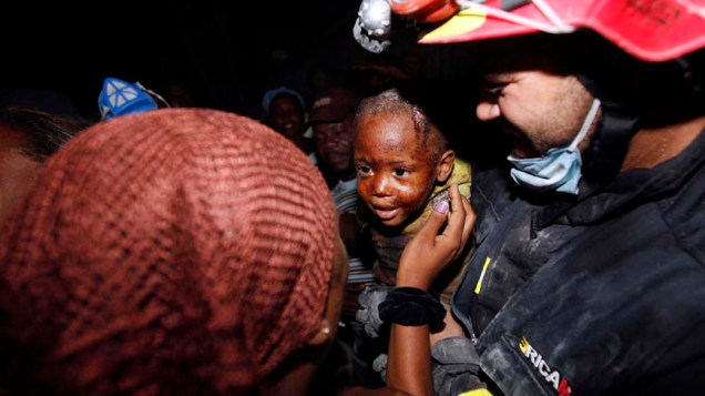 Criança de dois anos reencontra a mãe depois de ter ficado dois dias sob os escombros causados pelo terremoto, em Porto Príncipe, em janeiro