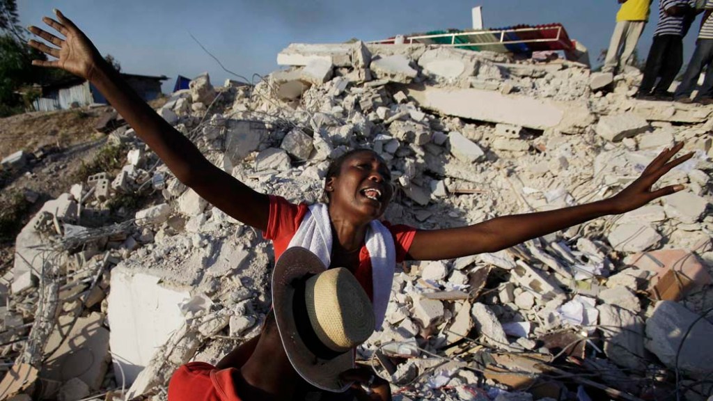 Haitiana comemora o resgate de sua irmã, que foi tirada com vida dos escombros seis dias após o terremoto