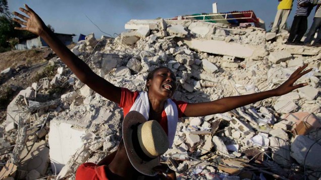 Haitiana comemora o resgate de sua irmã, que foi tirada com vida dos escombros seis dias após o terremoto de 7 graus na escala Richter