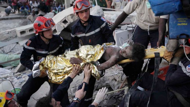 Equipe de resgate retira menina de escombros 15 dias após o terremoto que devastou o Haiti. No dia 12 de janeiro, um abalo sísmico de magnitude 7 devastou a capital, Porto Príncipe, matando mais de 200.000 pessoas