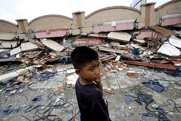 Equipes de resgate da Indonésia acreditam ter ainda muitas pessoas presas sob os escombros