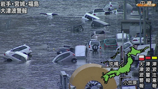 Imagem da emissora japonesa NHK mostra carros boiando após terremoto e tsunami desta sexta-feira na cidade de Miyagi.