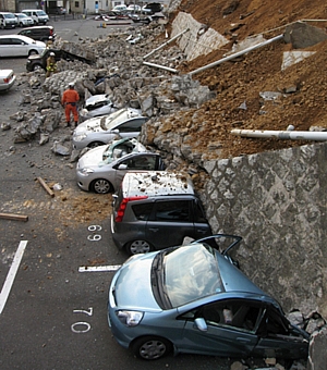 Carros são esmagados por muro em estacionamento na cidade de Mito.
