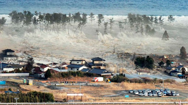 Tsunami em Natori após o tremor causado pelo terremoto de 8,9 graus na tarde desta sexta-feira, Japão
