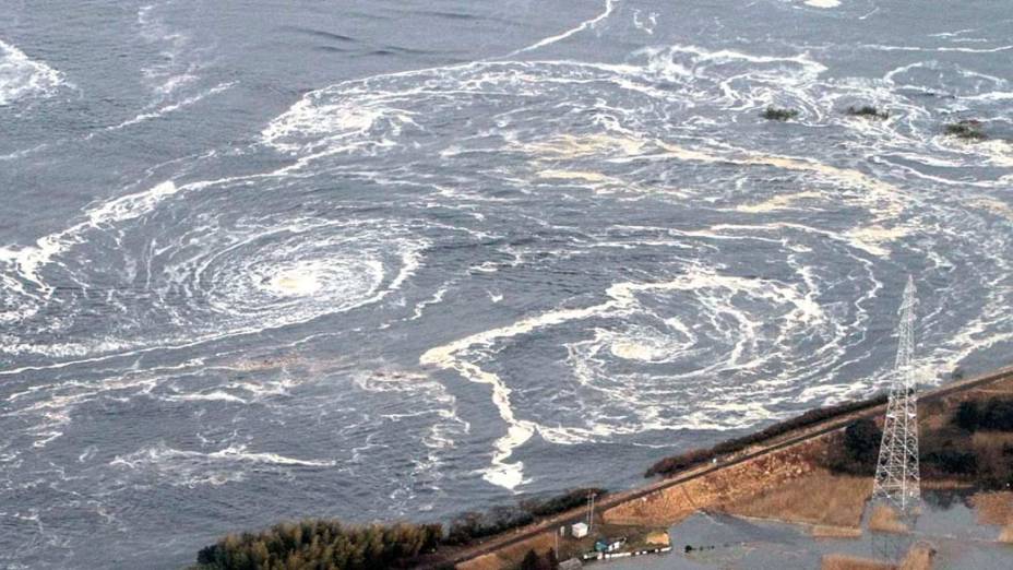 Redemoinhos depois de um tsunami em Iwaki após o tremor causado pelo terremoto de 8,9 graus na tarde desta sexta-feira, Japão