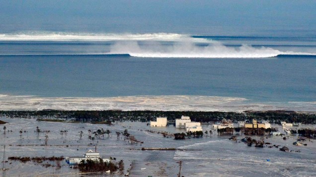Formação de tsunami na costa de Natori após o tremor causado pelo terremoto de 8,9 graus na tarde desta sexta-feira, Japão