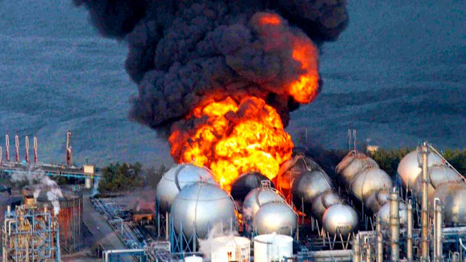 Refinaria na cidade de Chiba, Japão, após o terremoto