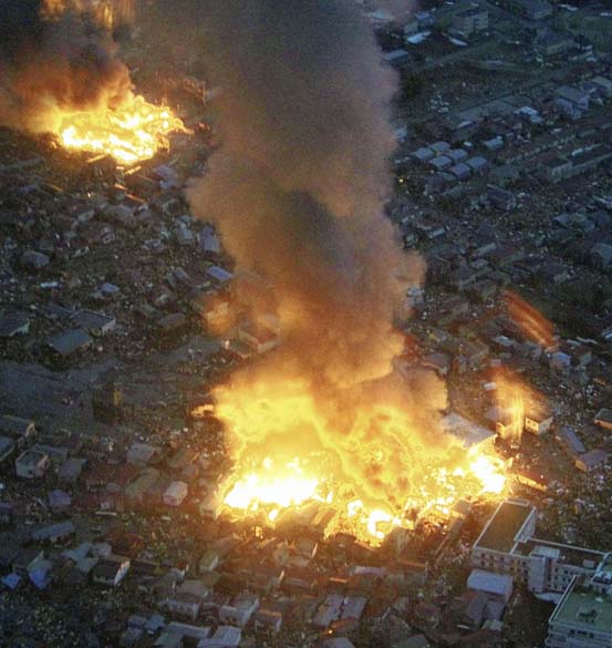 Incêndio na cidade de Yamada depois do terremoto de 8,9 graus na tarde desta sexta-feira, Japão