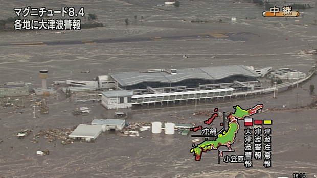 Tsunami atinge aeroporto da cidade de Sendai, no Japão, após terremoto de 8,8 graus na tarde desta sexta-feira.