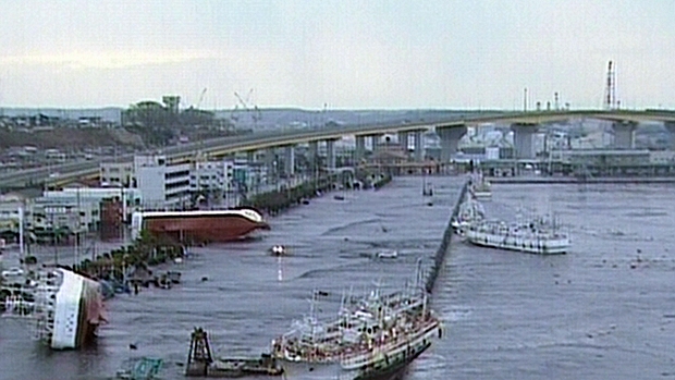 Porto da cidade de Aomori é devastado após passagem de tsunami na tarde desta sexta-feira.