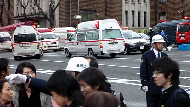 Ambulâncias dão assistência à população da capital Tóquio após terremoto de 8,9 graus, o pior que o Japão sofreu nos últimos 140 anos.