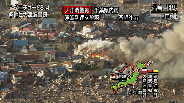 Imagem capturada da televisão japonesa mostra destruição causada pelo terremoto na cidade de Fukushima.