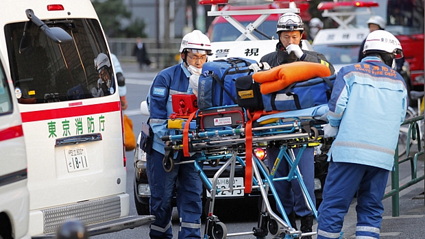 Ambulância resgata morador de um edifício atingido pelo terremoto em Tóquio: pior tremor dos últimos 140 anos.