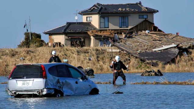Equipes de resgate em Yamamoto, Japão