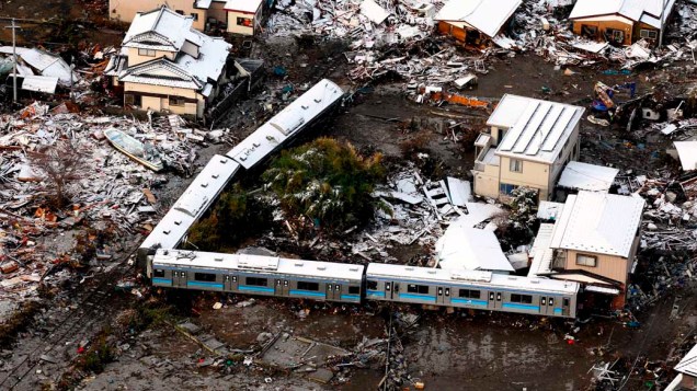Destruição e trem arrastado pelo tsunami em Kisenuma, Japão
