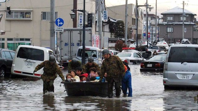 Moradores são resgatados em Tagajo, Japão