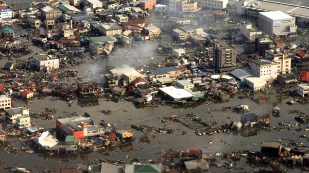 Destruição após o tsunami em Kesennuma, Japão