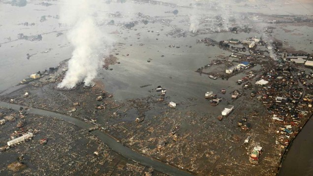 Destruição após a passagem do tsunami em Natori, Japão