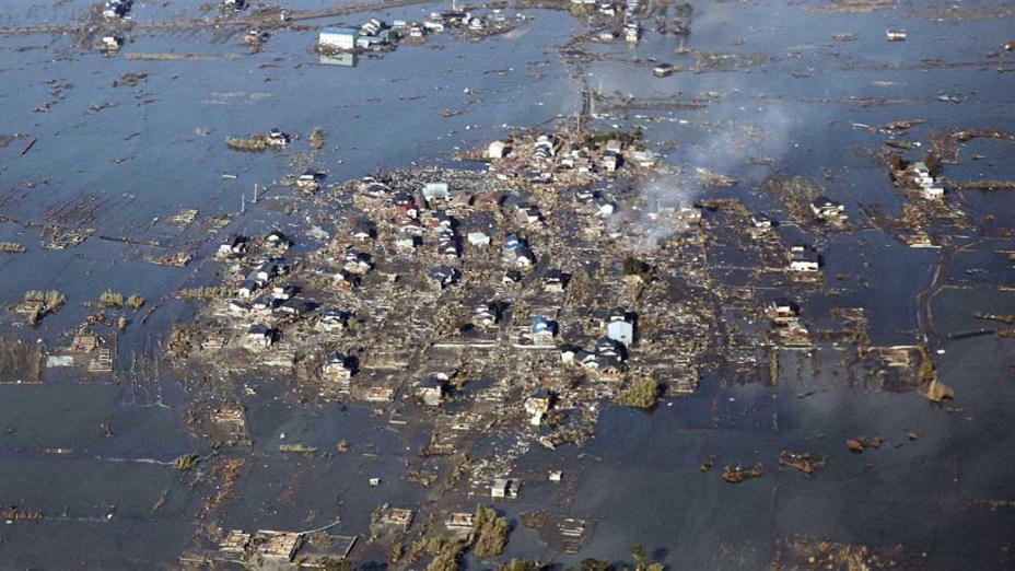 Destruição após o tsunami em Watari, Japão