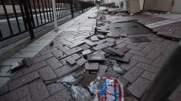 Fissura em rua de Yokohama após terremoto, Japão