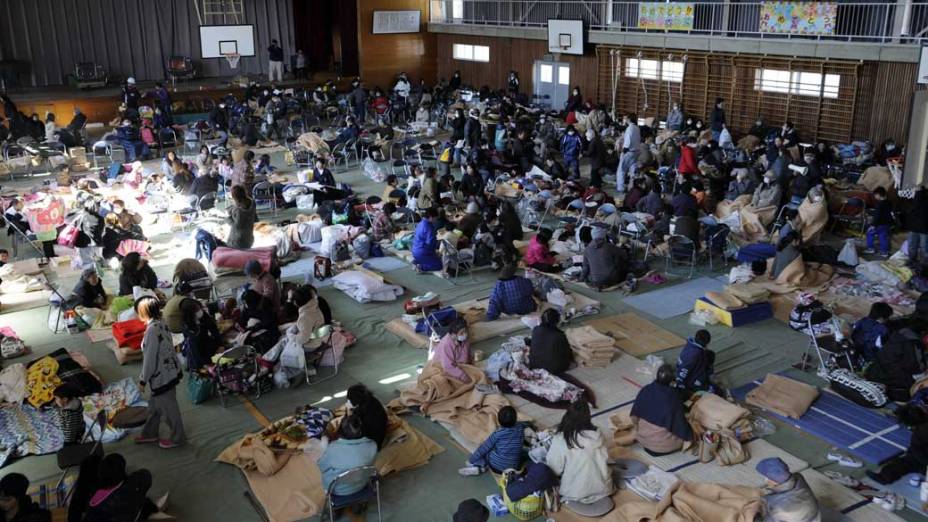 Refugiados em ginásio na cidade de Oarai, Japão