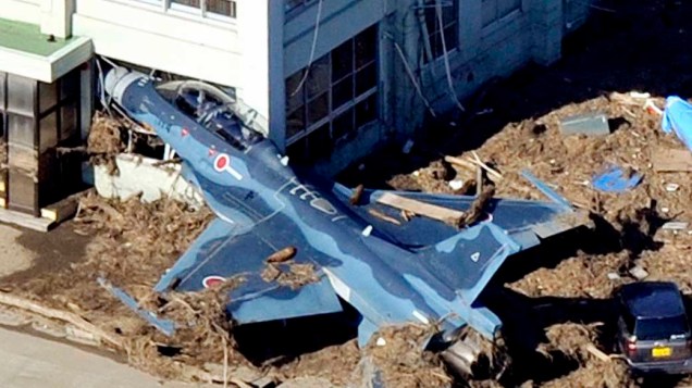 Jato da Força Aérea japonesa arrastado pelo tsunami em Higashimatsushima, Japão