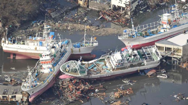 Navios arrastados pelo tsunami em Kesennuma, Japão