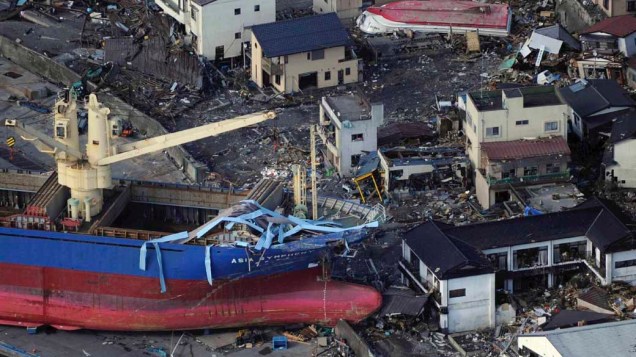 Navio arrastados pelo tsunami em Kamaishi, Japão