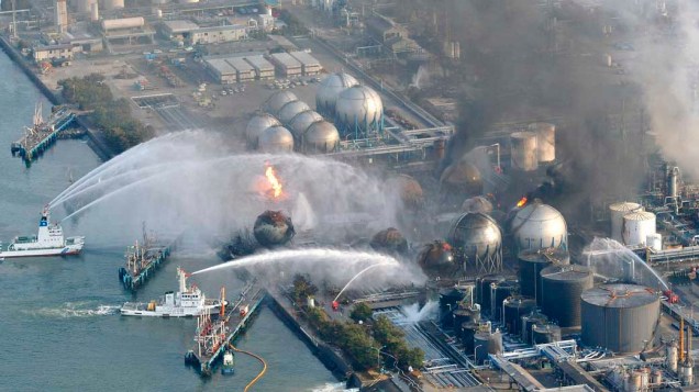 Barcos dos bombeiros tentam controlar o incêndio na refinaria de Ichihara, em Chiba, Japão