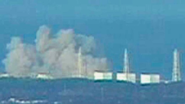 Fumaça na usina nuclear Fukushima Daiichi 1 depois de uma explosão, Japão