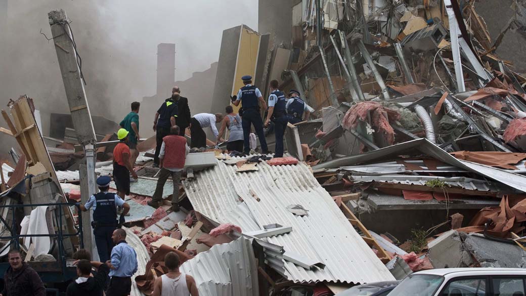 Resgate procura sobreviventes após o terremoto Christchurch, Nova Zelândia