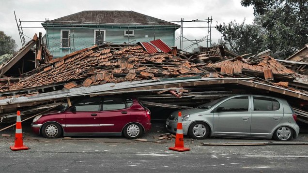 Carros destruídos pelo terremoto em Christchurch, na Nova Zelândia