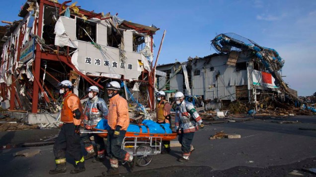 Equipe de resgate retira corpo em Minamisanriku, Japão