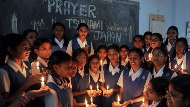 Em Hyderabad, Índia, estudantes oferecem orações em memória das vítimas do terremoto e  tsunami japonês