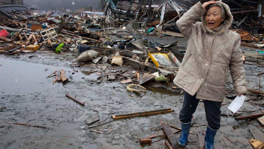 Rishiko, moradora de Kesennuma, ao ver sua casa em escombros, Miyagi, Japão
