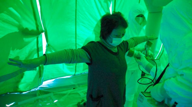 Equipe médica mede  nível de exposição a radiação nuclear em mulher na cidade de Hitachi, Japão